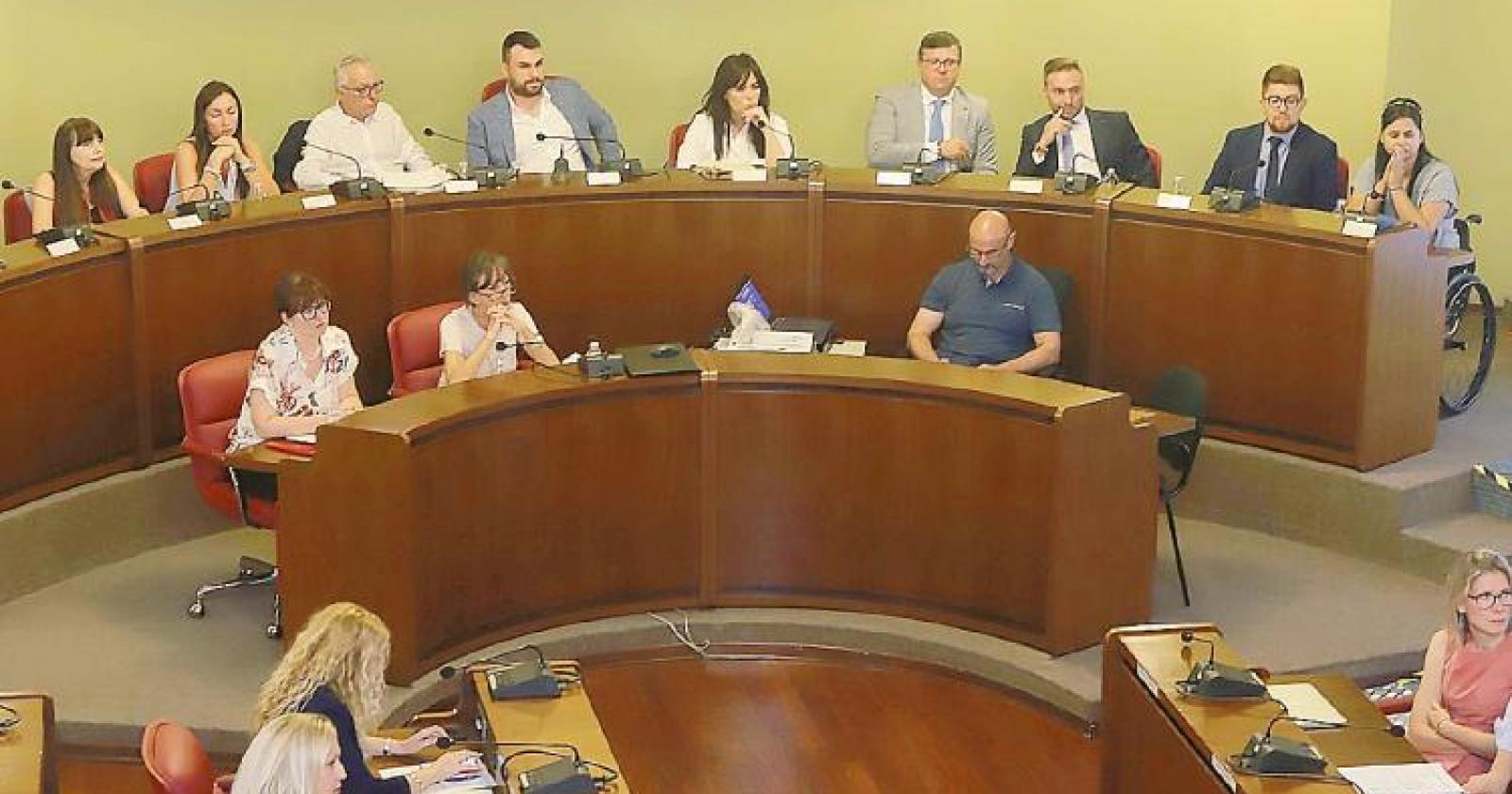 L’aula convocata tre volte di fila