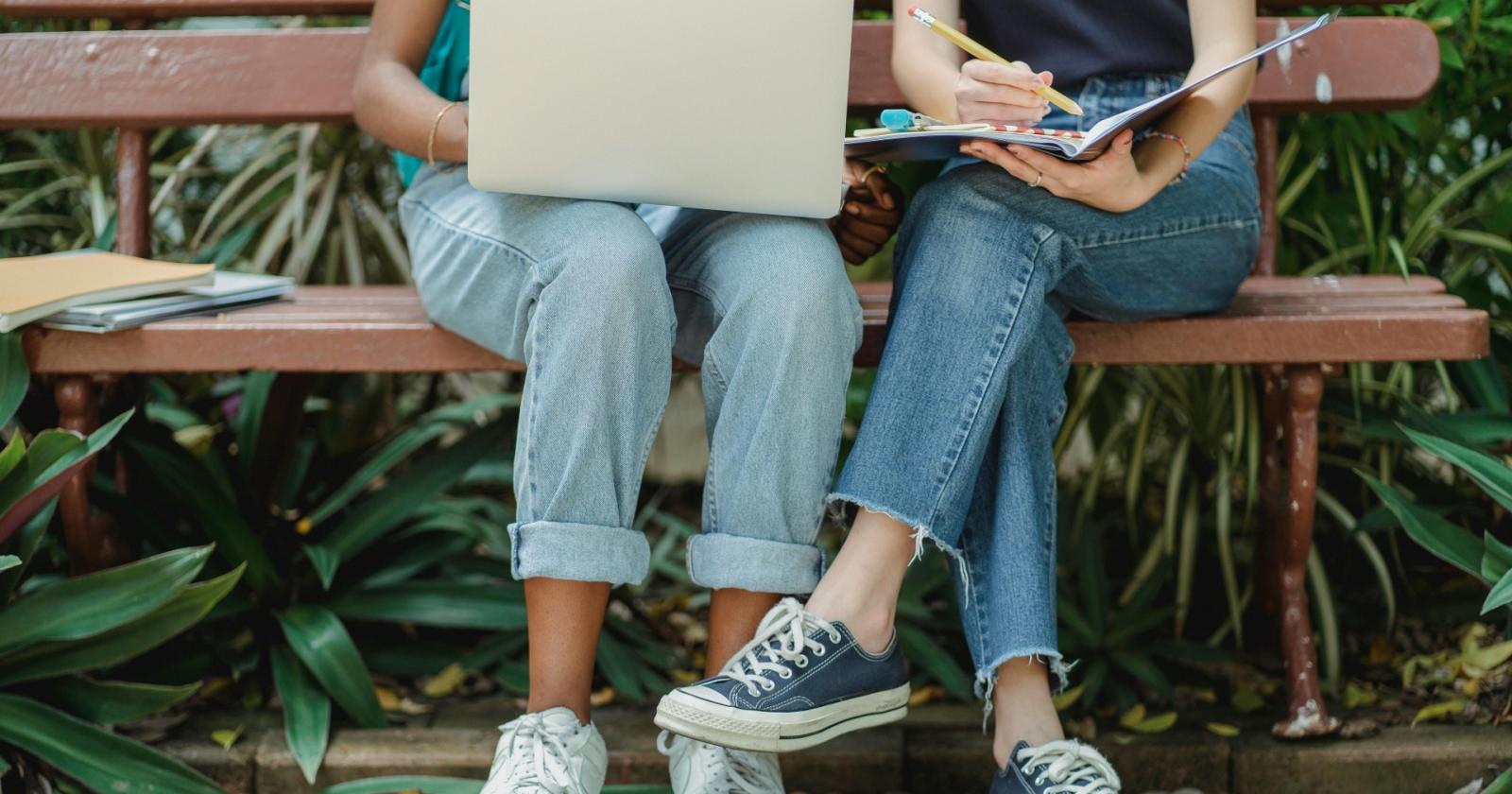 A scuola vietati jeans strappati e gonne corte