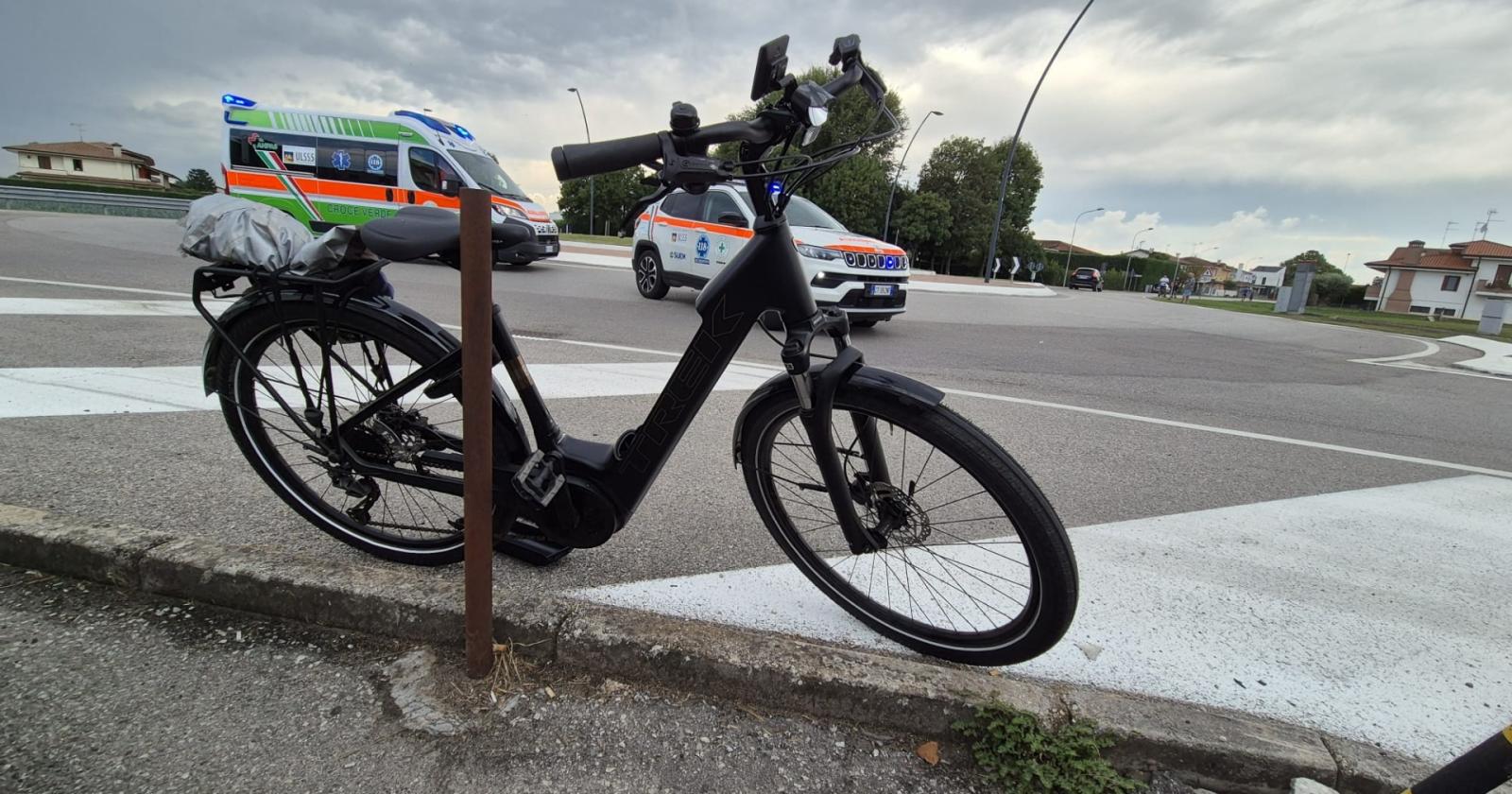 Donna travolta in bici, è in gravi condizioni