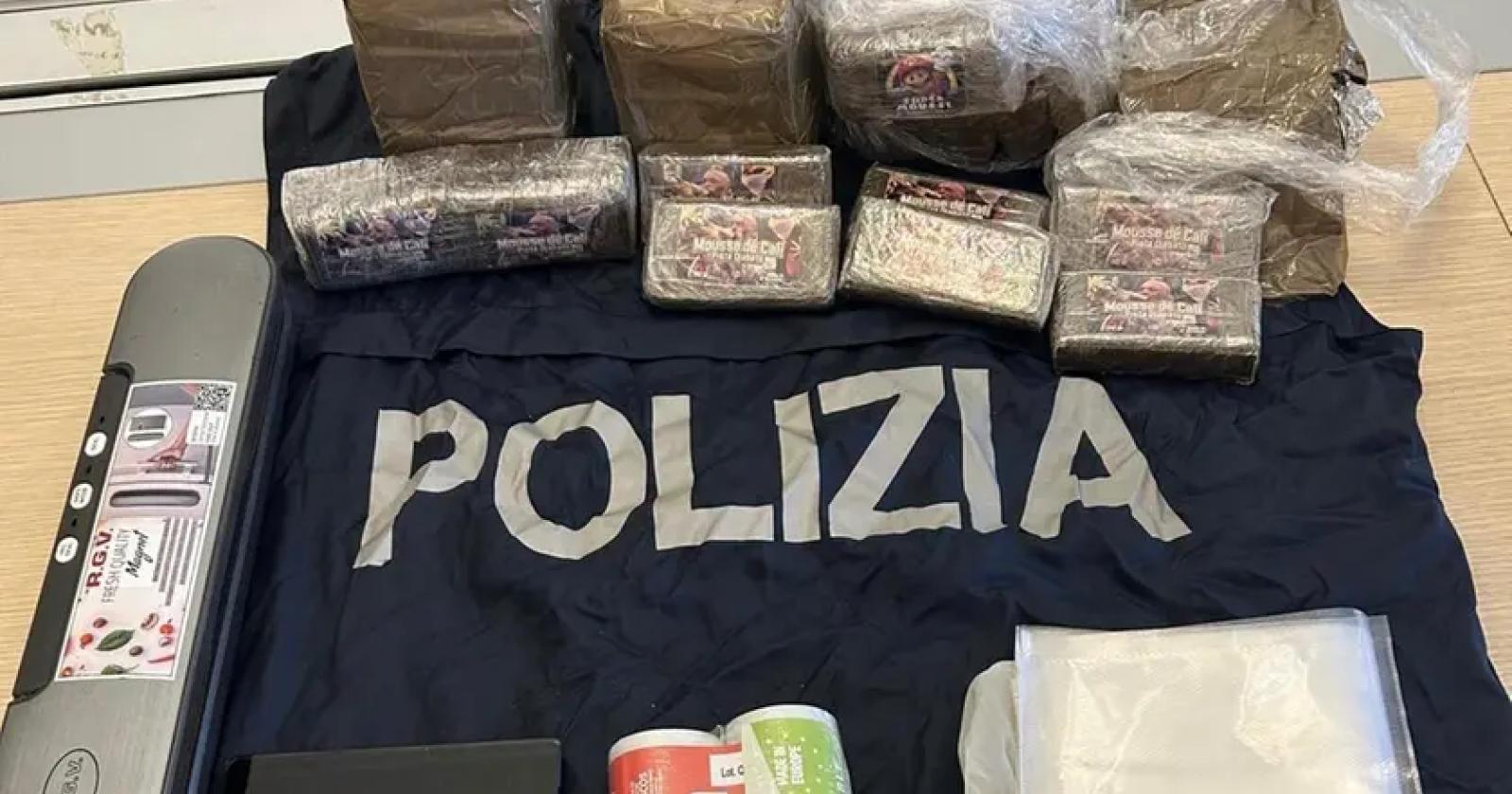 Sotto al letto, cinque chili di droga