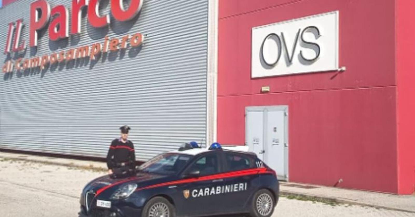 spaccata con ariete al centro commerciale di Camposampiero: razziati profumi di marca nella notte