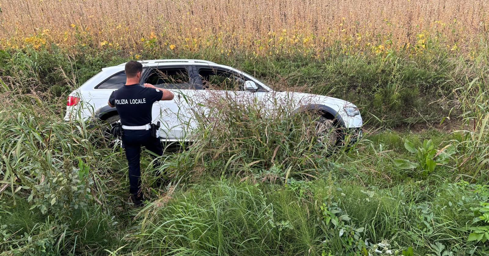 Auto fuoristrada alla rotonda dell'ospedale