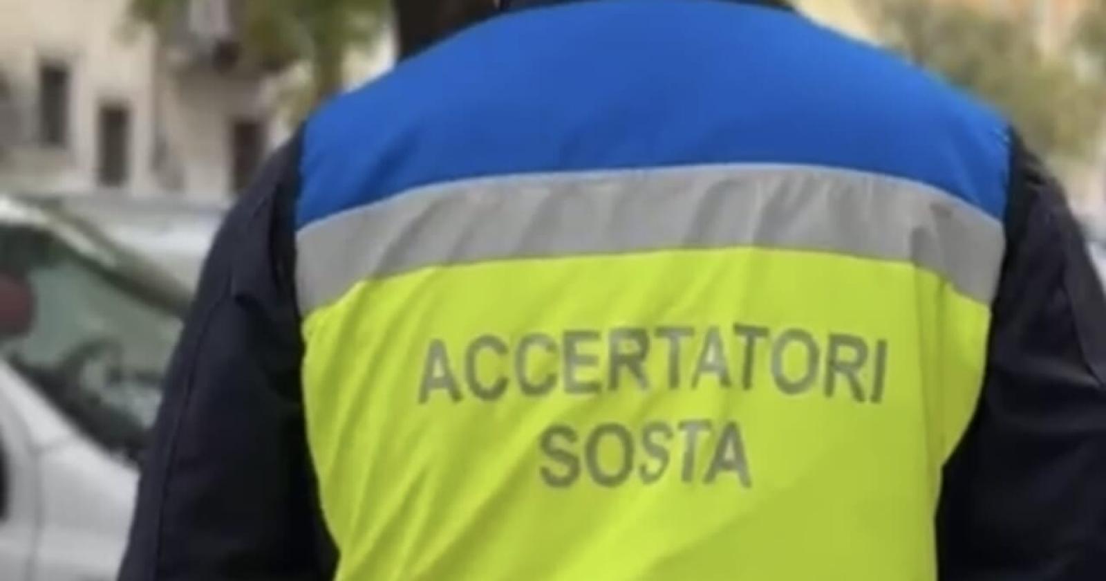 Accertatrice della sosta aggredita a bicchierate