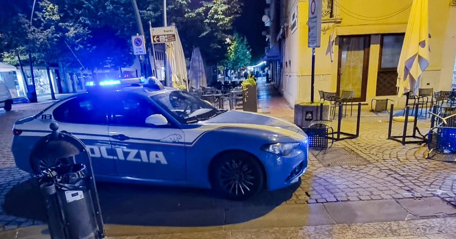 Fuori controllo, devasta il dehor
