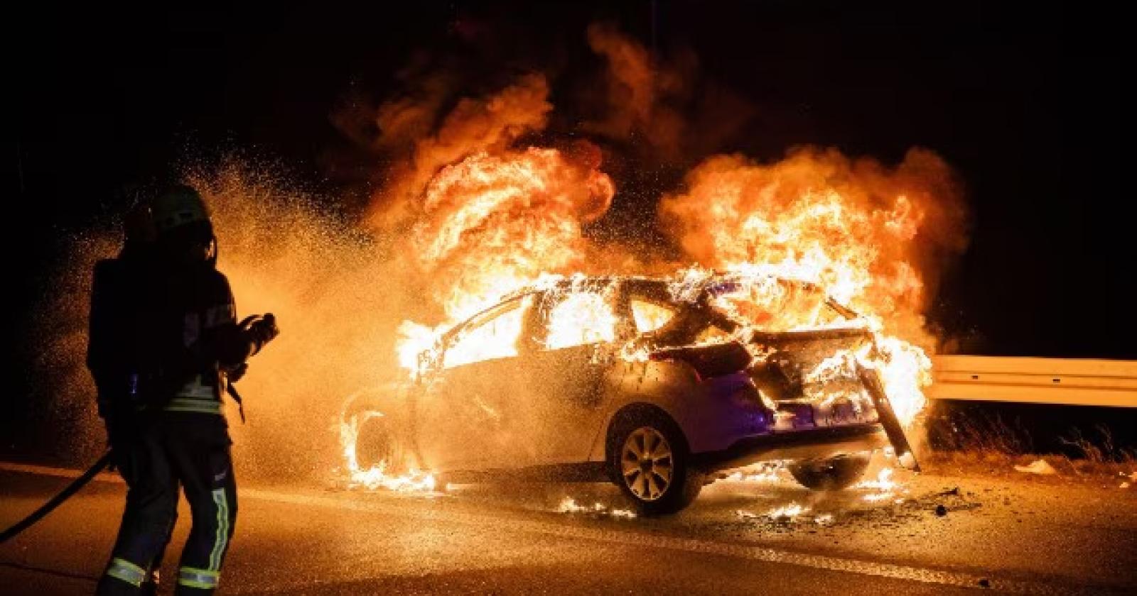 Si schianta e l'auto prende fuoco