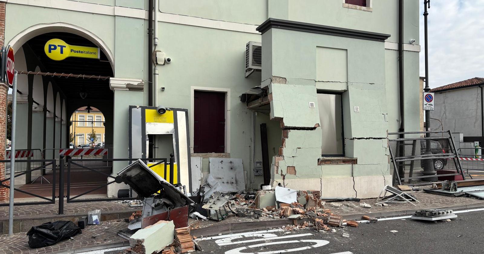 Bomba al Postamat: squarciata un'ala del municipio