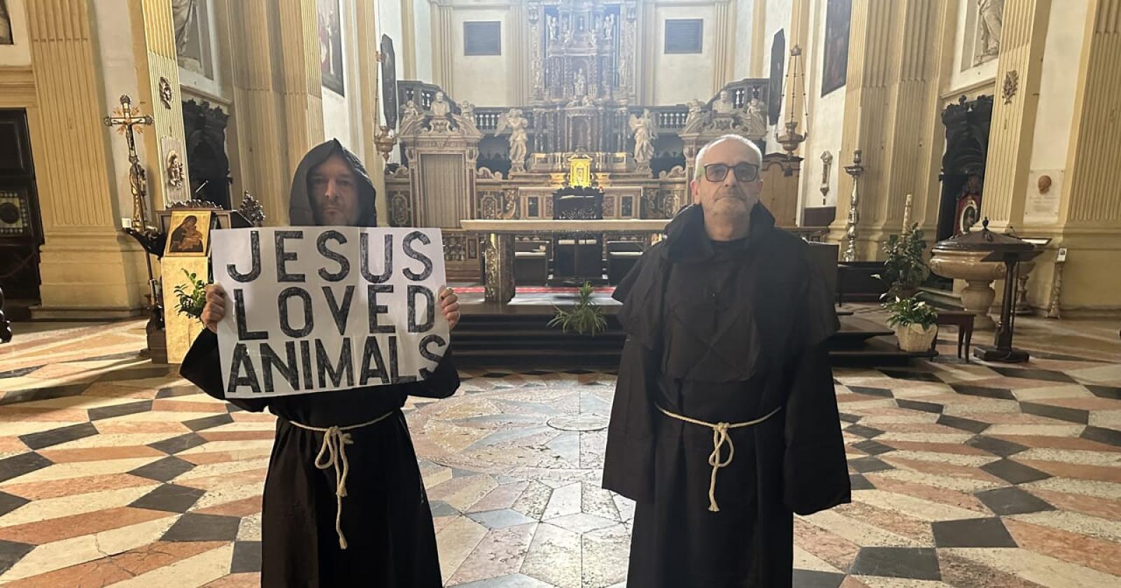 "Niente animali in chiesa": è rivolta
