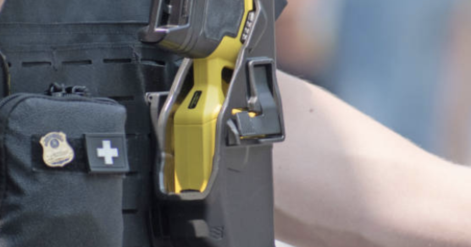 Napoli, 35enne muore dopo colpo di taser