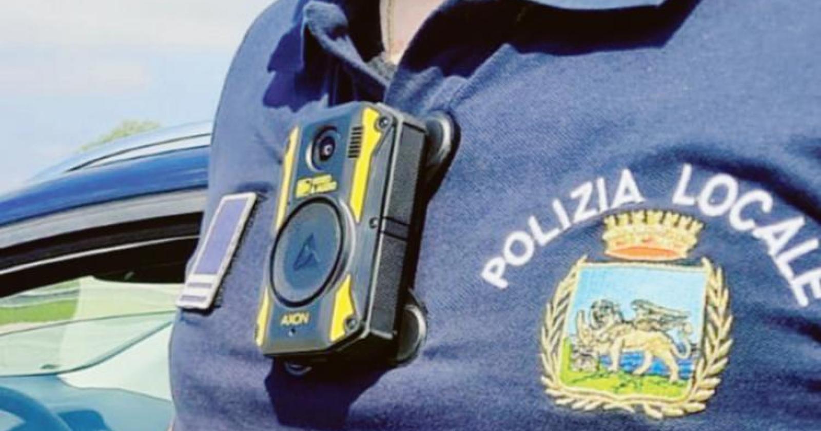 Agenti in strada alla sera dotati di taser e bodycam