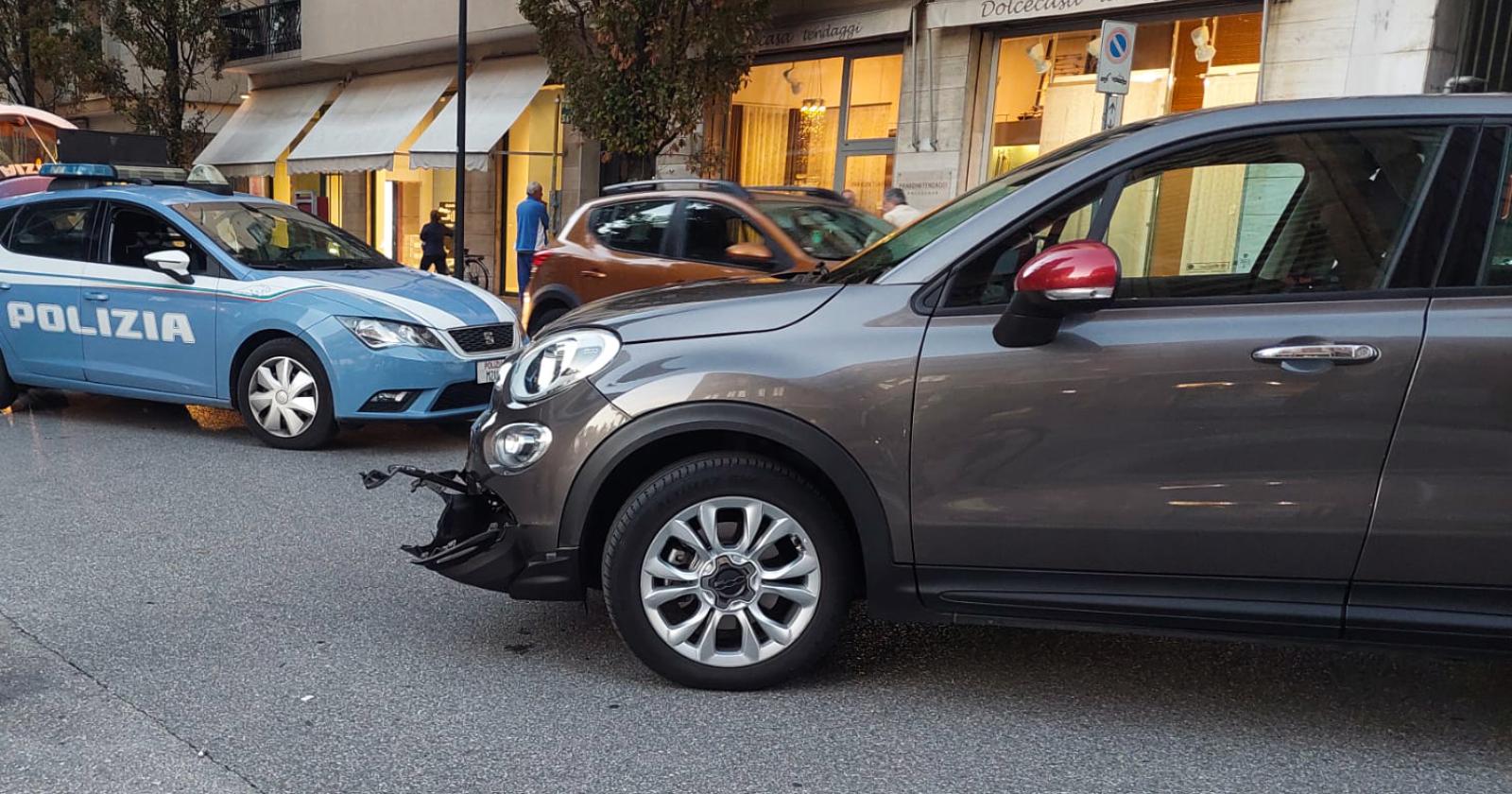Schianto sul Corso, moto a terra e paura