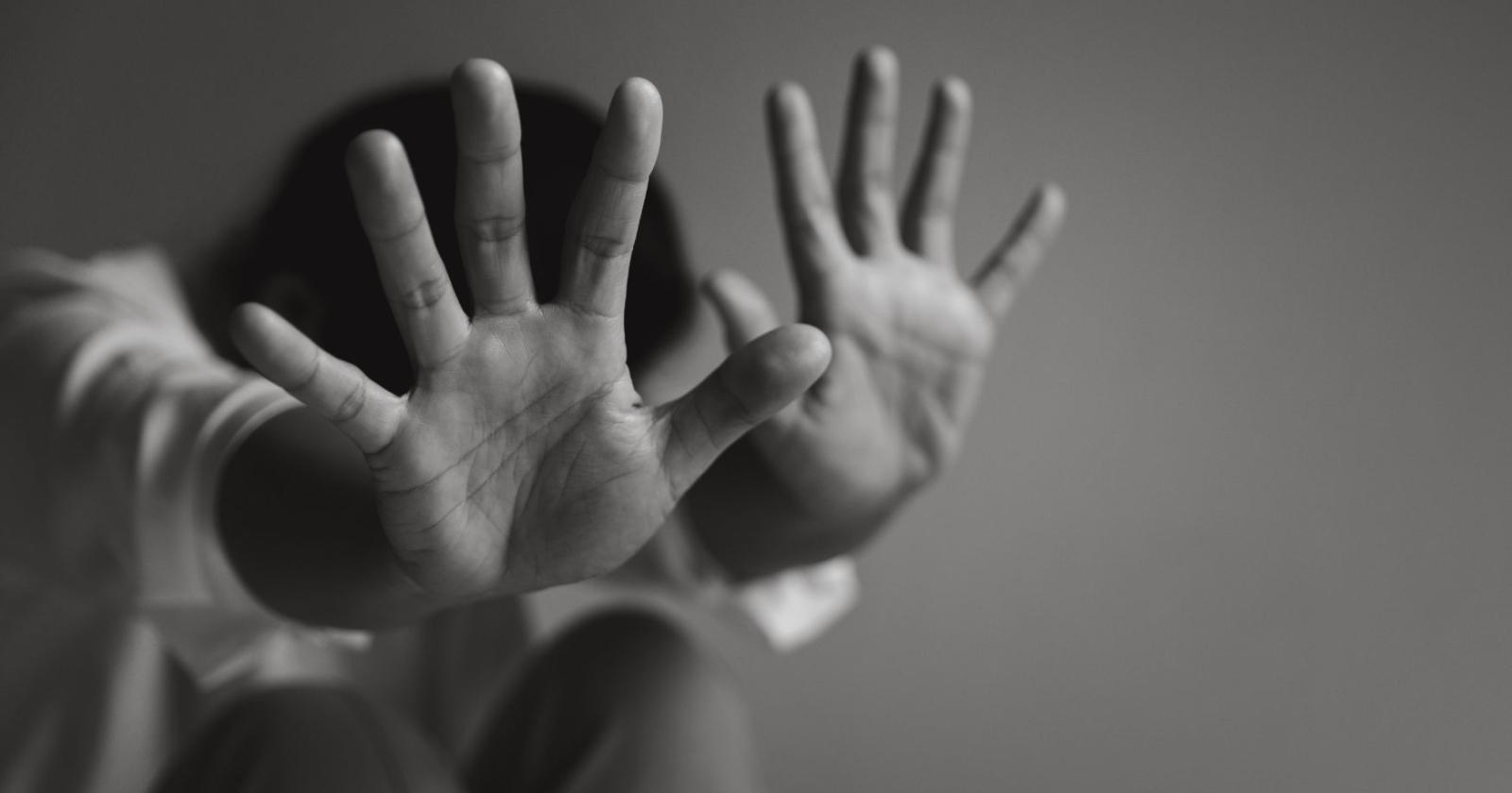 Drammatico, gli spari di lui mentre la compagna scappava