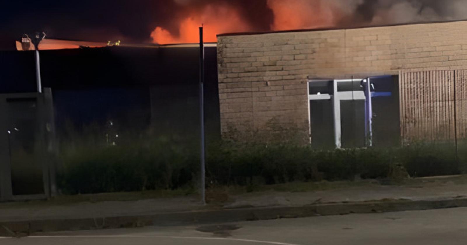 Fiamme in piscina, allarme nella notte