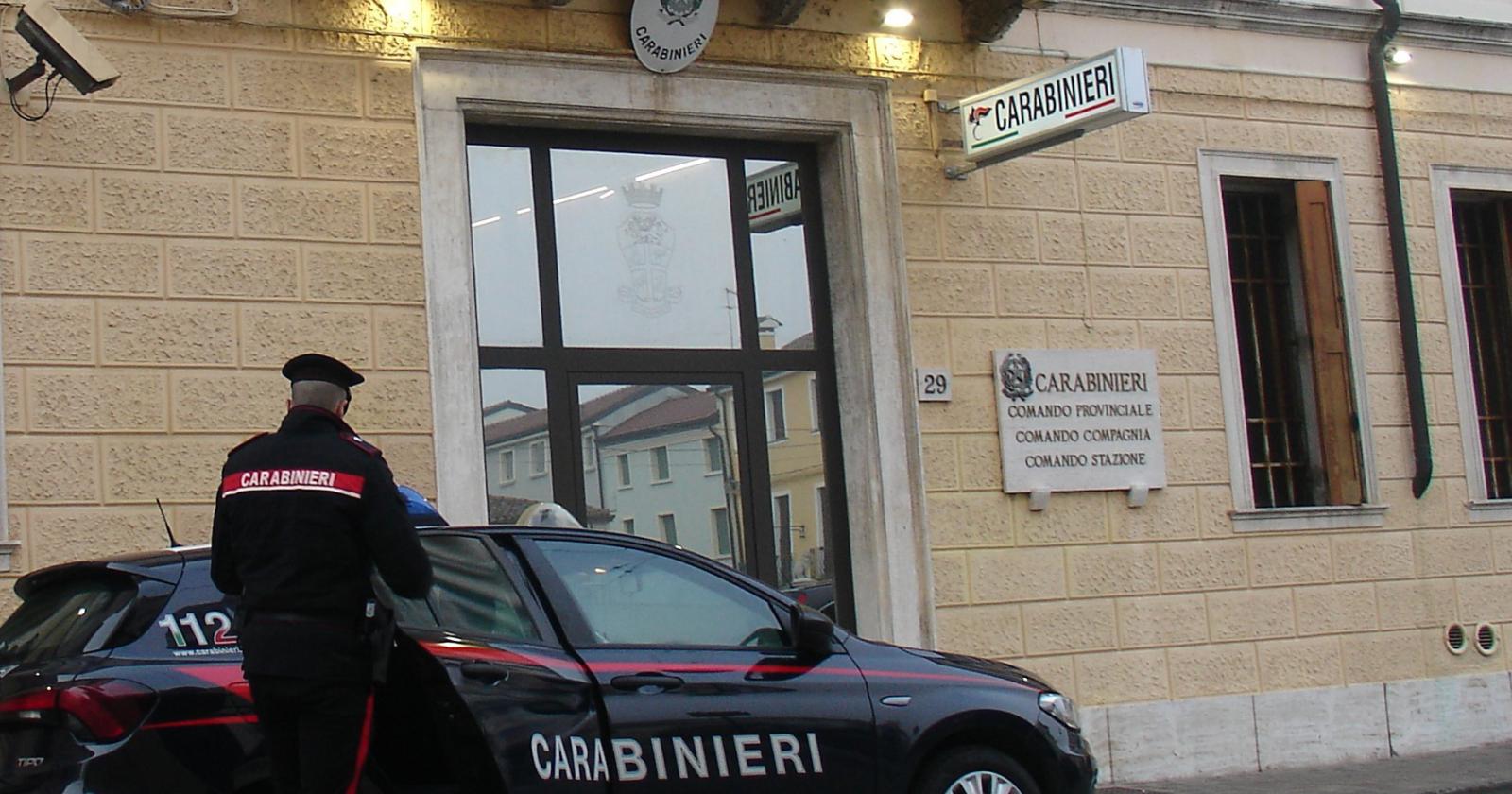 Rompe a calci l'auto dei carabinieri