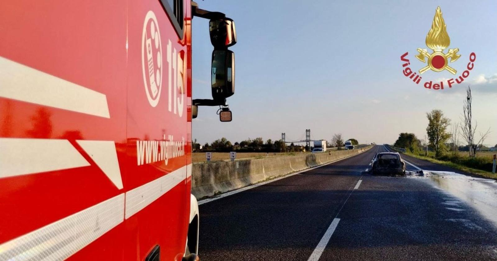 Auto a fuoco: lunghe code e allarme