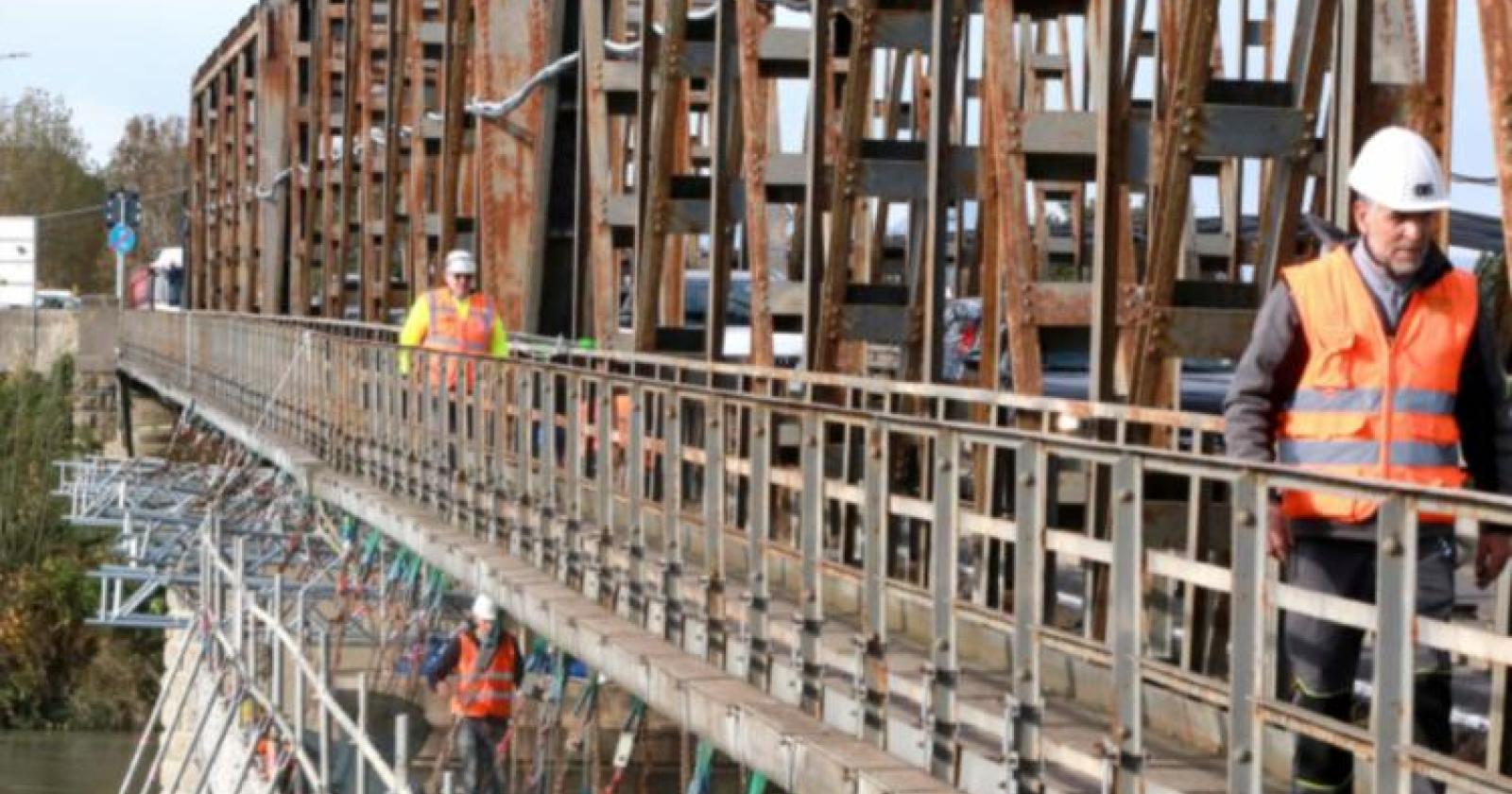 Lavori al ponte, passerella chiusa