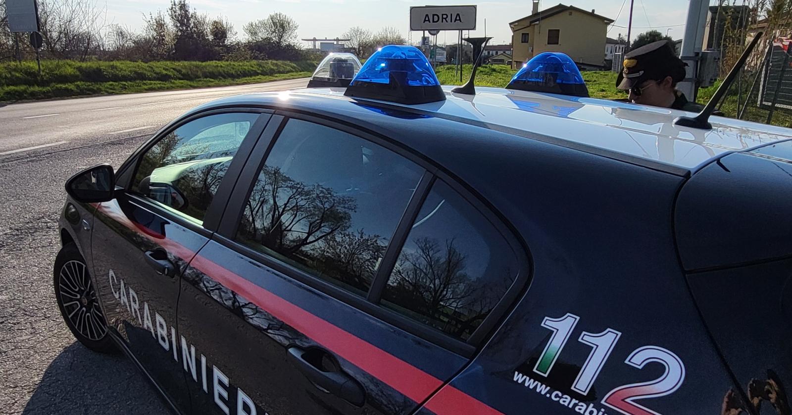 Sperona i carabinieri e forza il posto di blocco