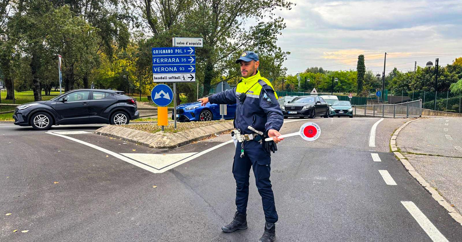Betoniera perde cemento, strada chiusa e caos