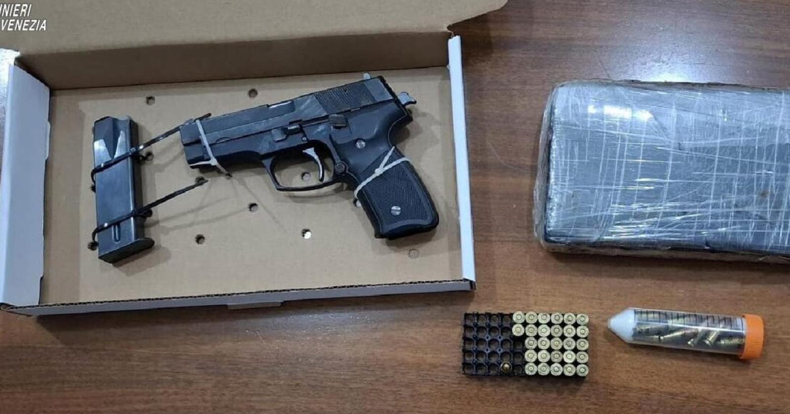 Droga e armi in barca, padre e figlio arrestati