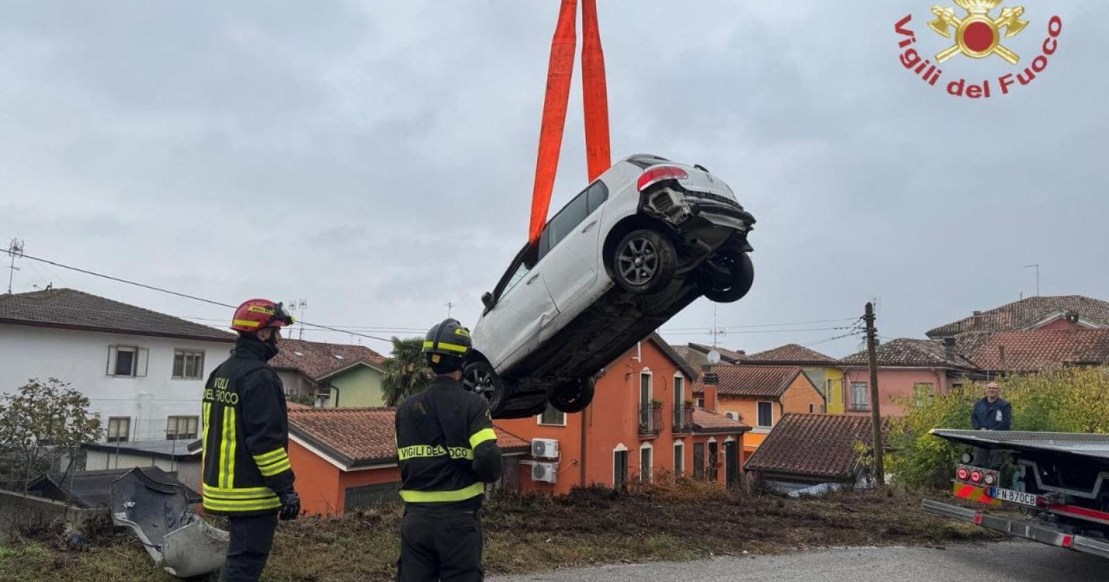 Schianto contro una casa, poi l'auto nel fossato