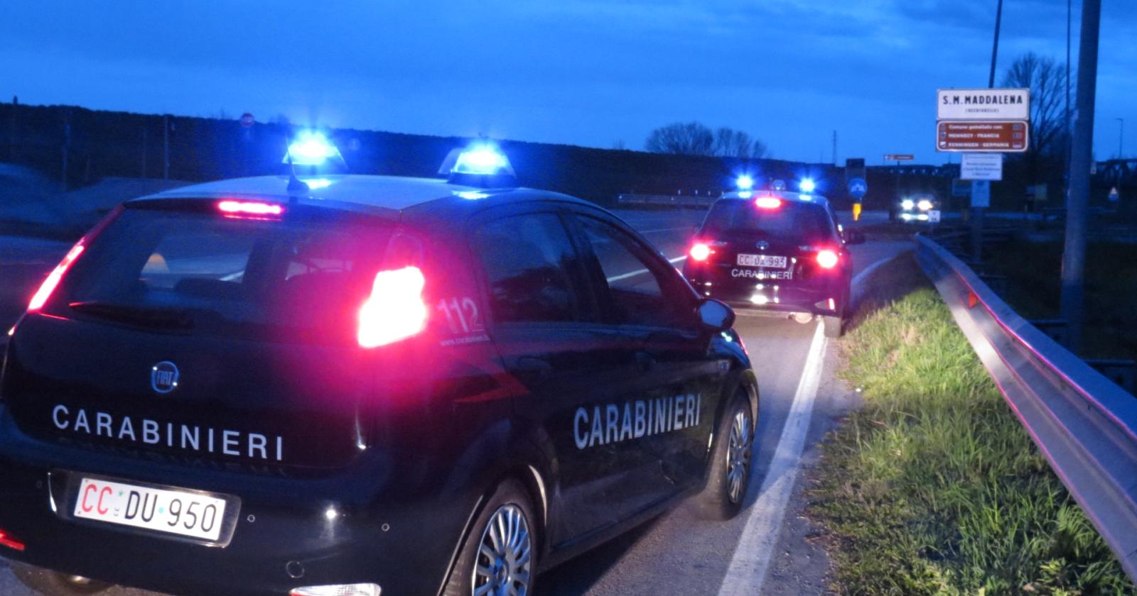 Ubriaco, lancia bottiglie ai ciclisti