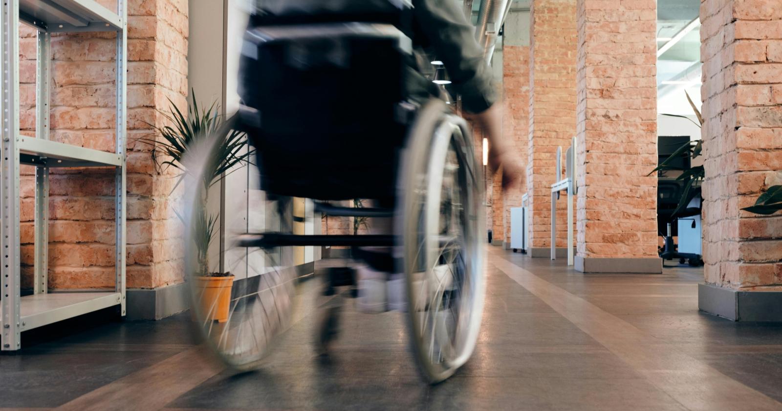 Investito sulla sedia a rotelle e poi multato