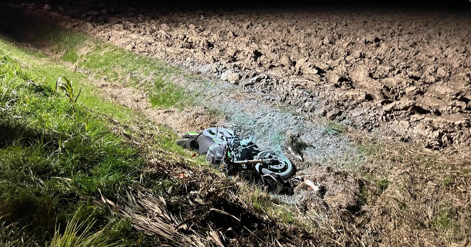 Moto si schianta su un'auto, grave un 29enne