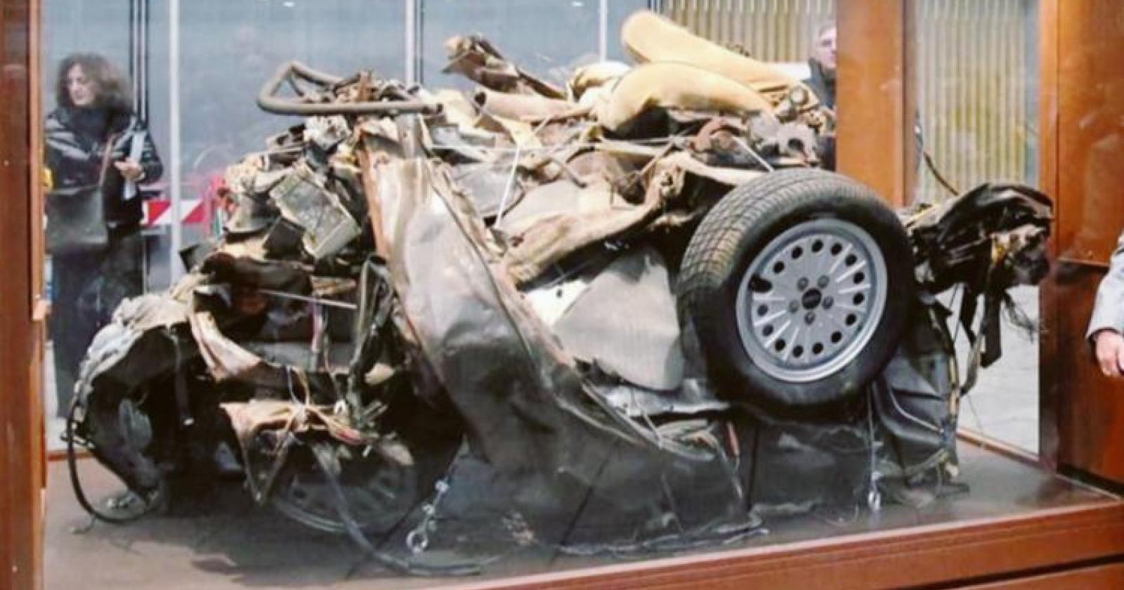 In piazza i resti dell’auto di Falcone