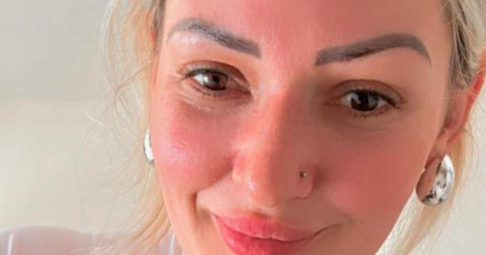 Si strappa il braccialetto elettronico e la uccide a coltellate