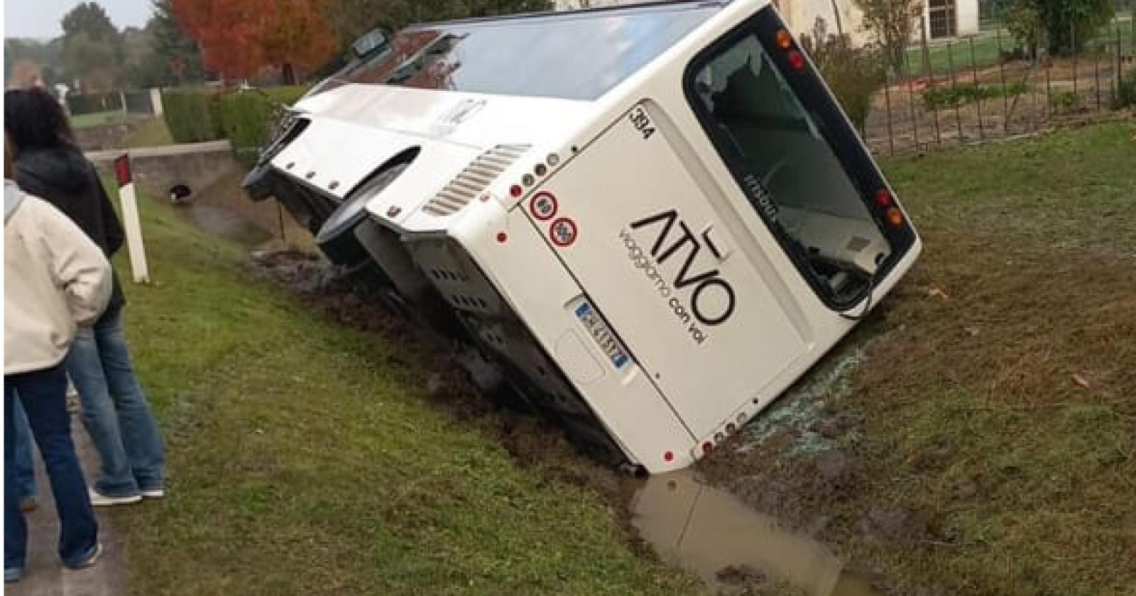 Incidente choc: un morto, studenti feriti, bus fuori strada