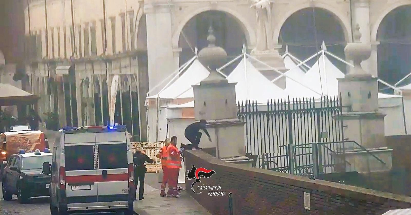 Si butta nel fossato, un carabiniere la salva