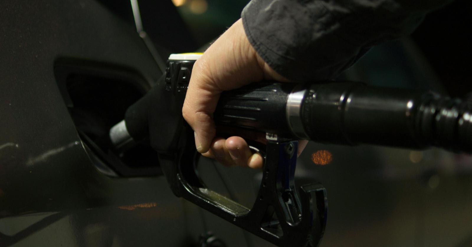 Benzina oltre 2,30 euro in autostrada