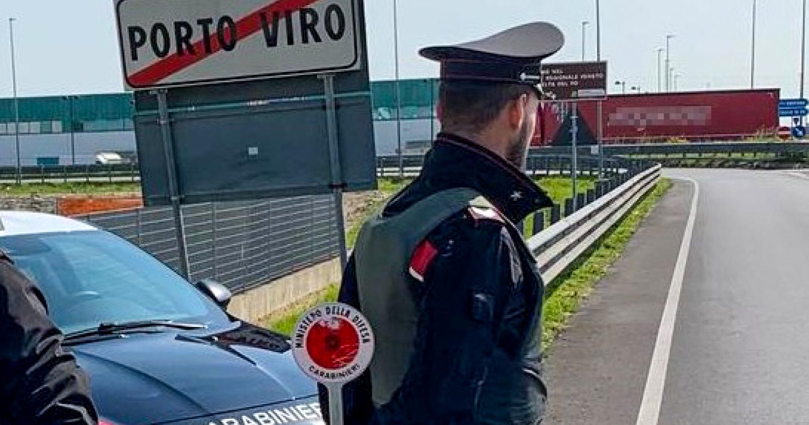 Ai domiciliari per stalking, aveva armi e divise