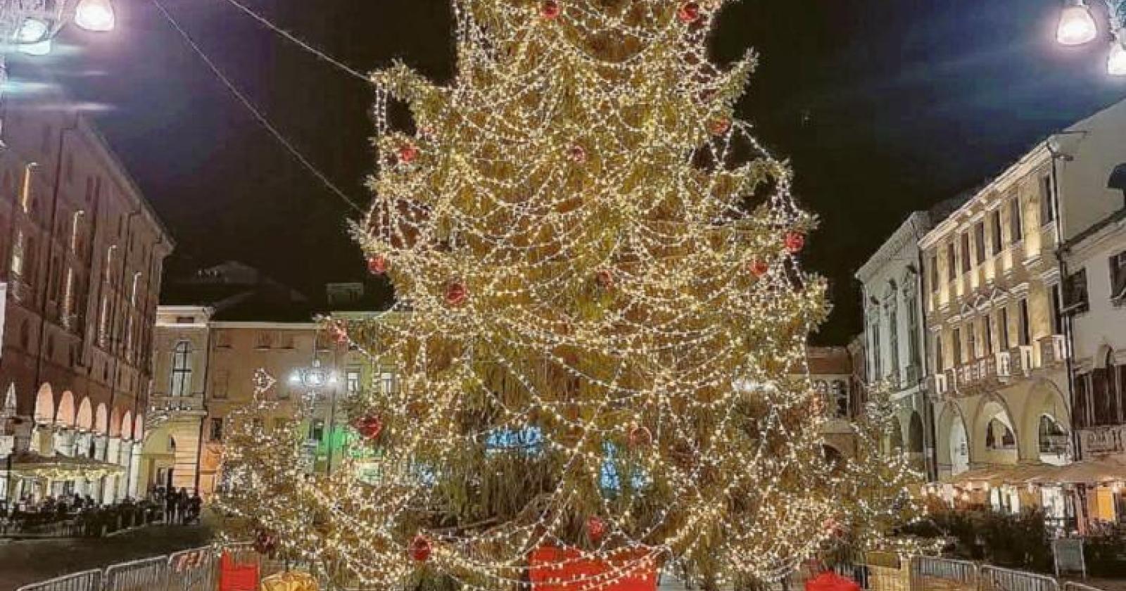 La città si prepara al Natale