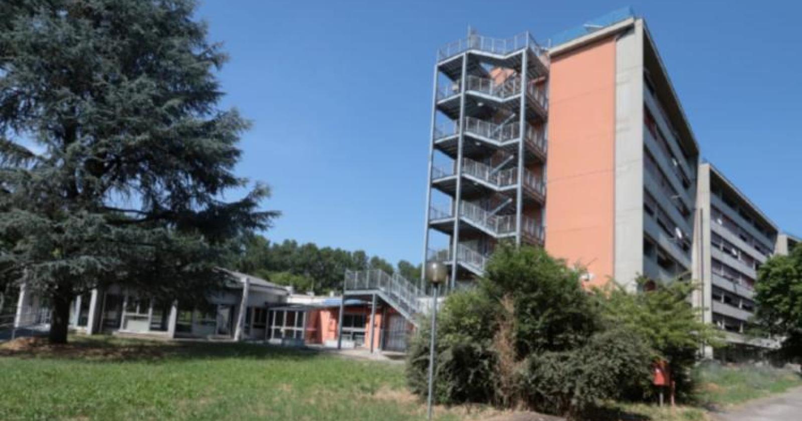 Casa Serena barricata con recinzione invalicabile