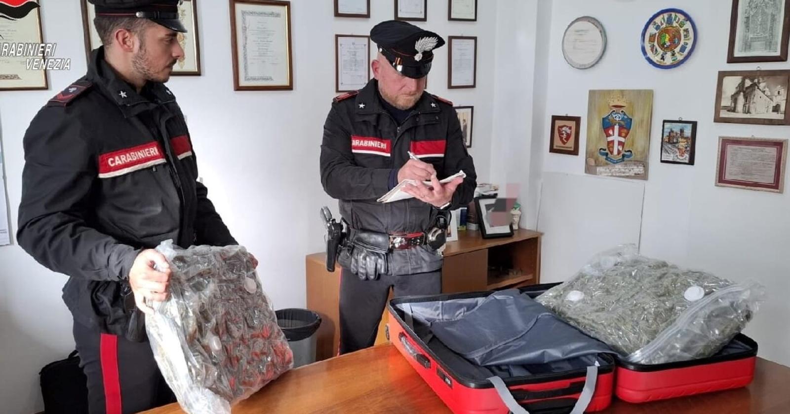 In valigia, cinque chili di droga