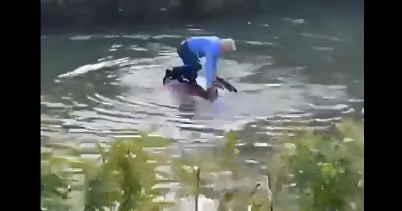 Con l'auto nel canale: due eroi salvano l'anziano