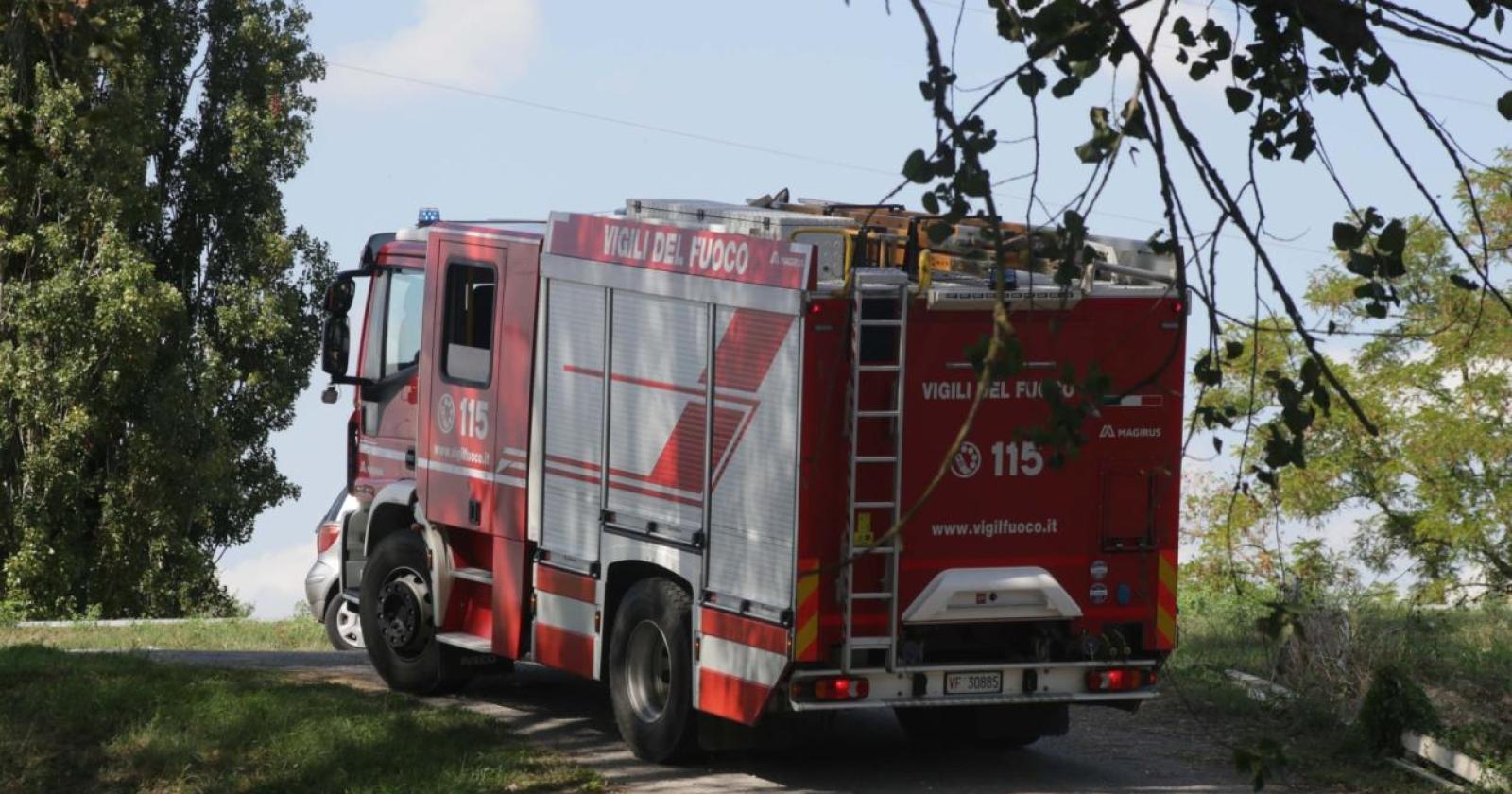 Cade in Adige, salvato dai pompieri