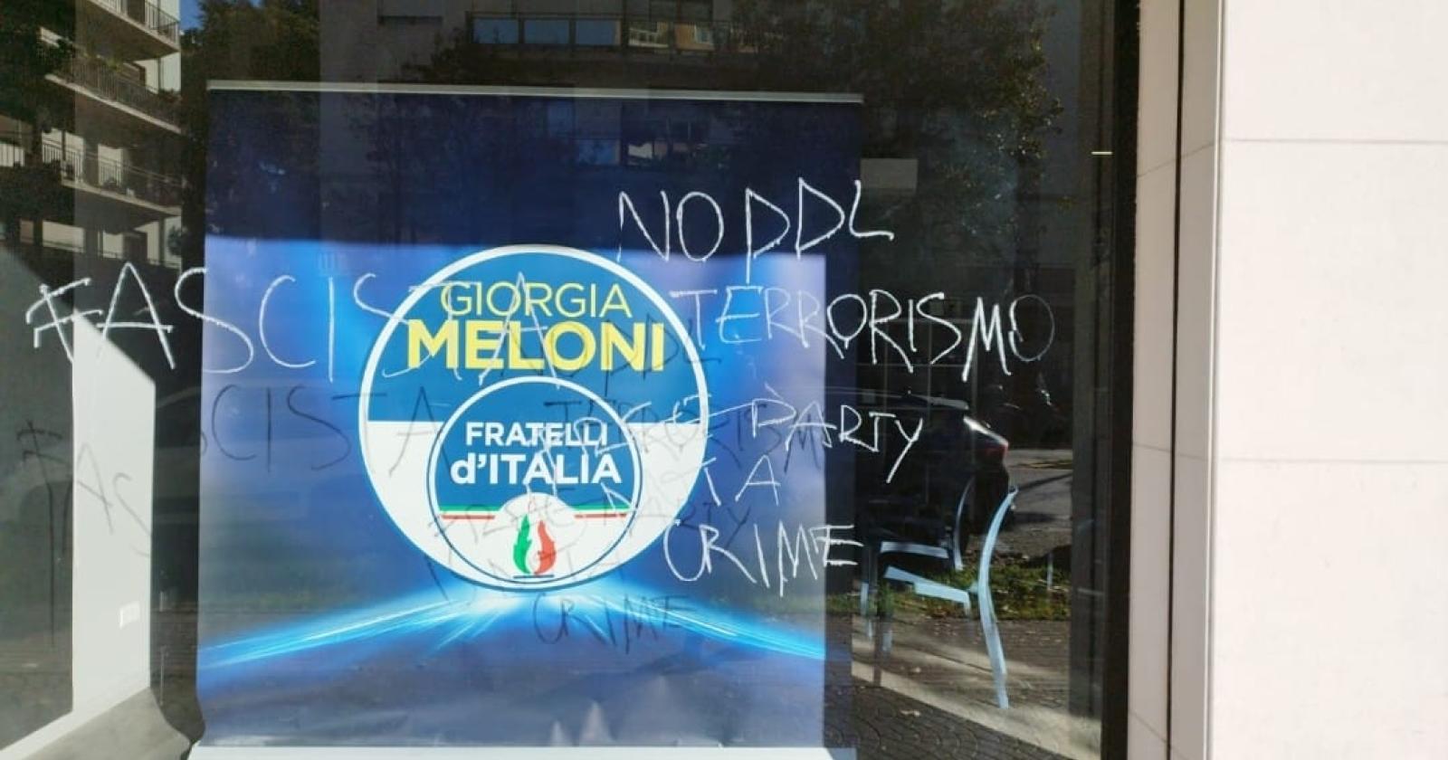 Imbrattata la sede di FdI a Mestre