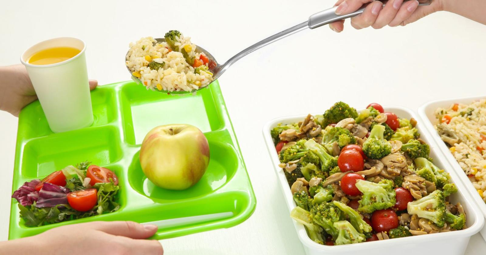 Sottrae un coltello e aggredisce due compagni