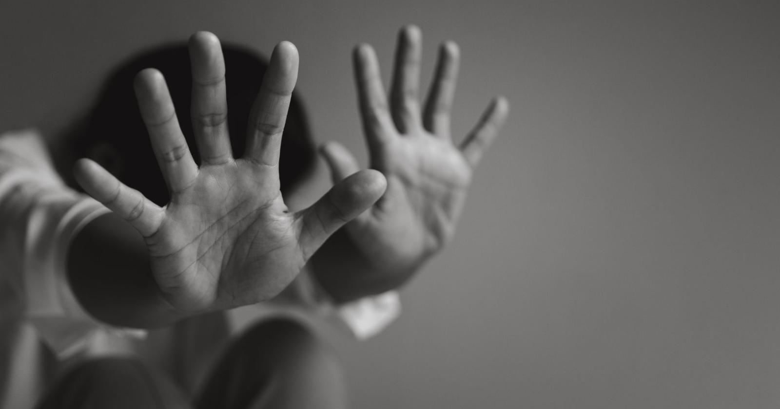 Paura in piazza: una 16enne rompe il silenzio