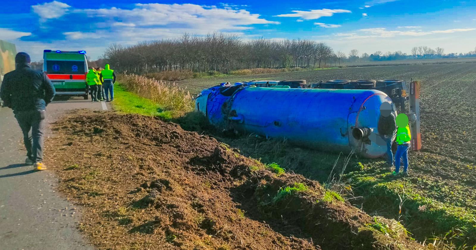 Autocisterna ribaltata, paura e soccorsi