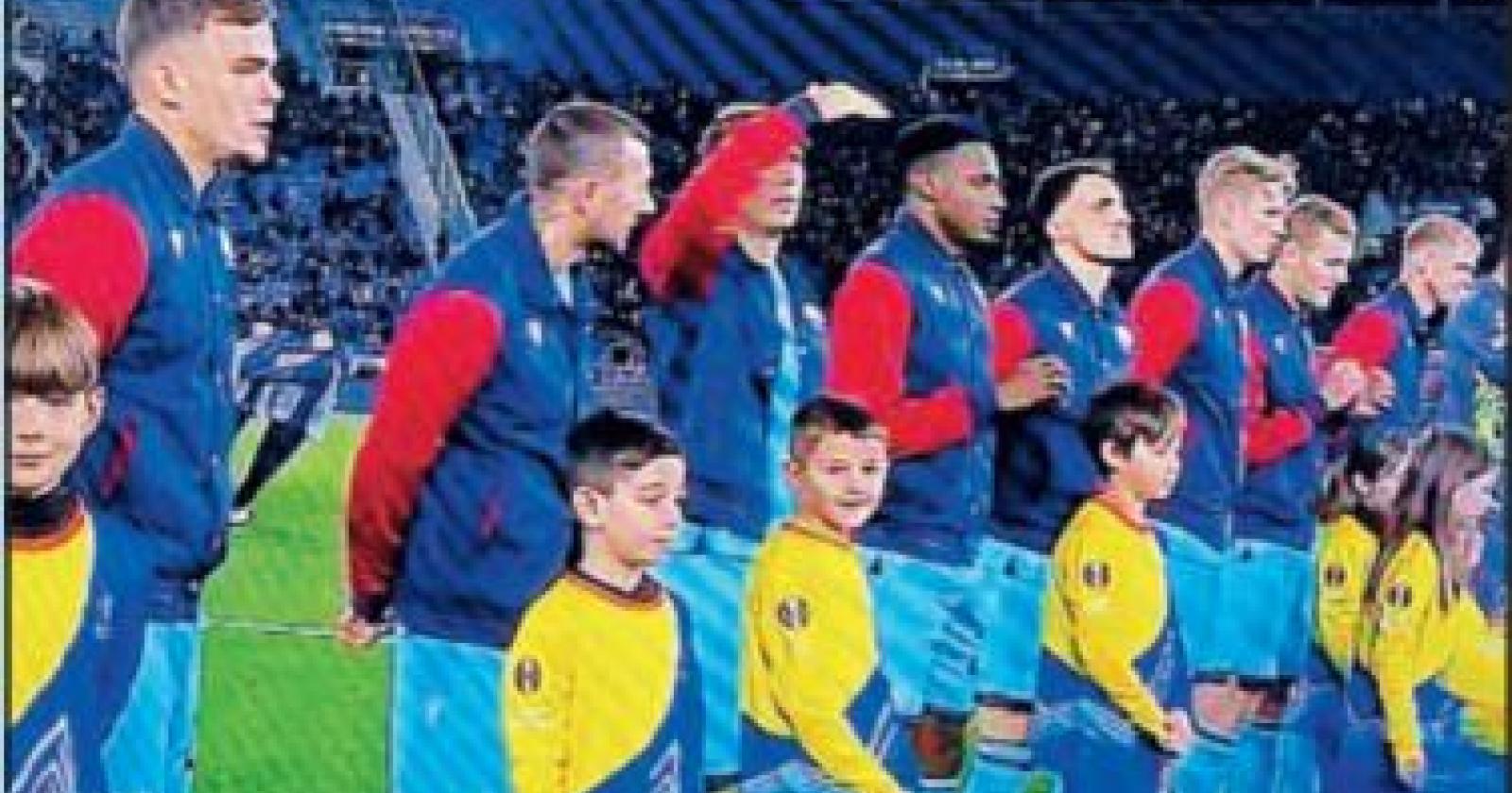 Davide mano nella mano con i suoi idoli 