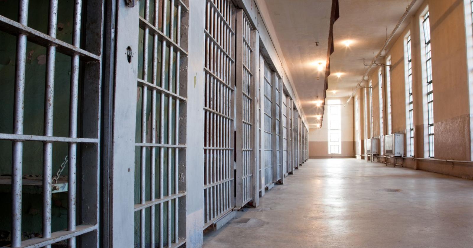 Litiga e chiede di tornare in carcere