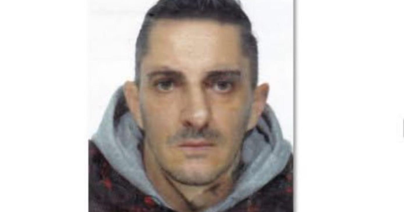 Addio Mirco, trovato morto nel letto a 48 anni