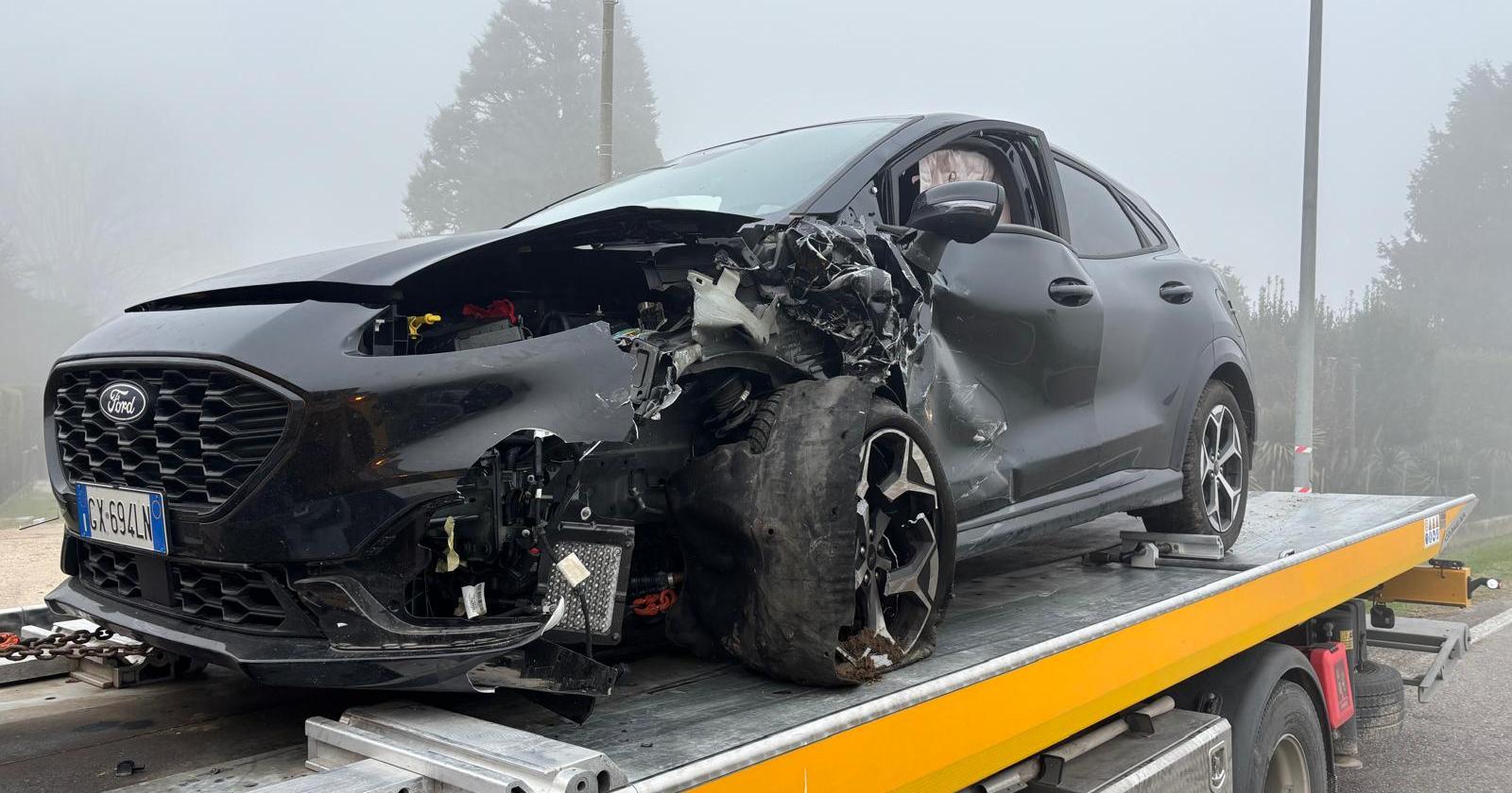 Scontro tra due auto nella nebbia