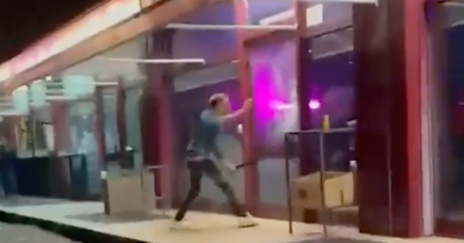 Col machete all&rsquo;inaugurazione del locale: &egrave; il caos