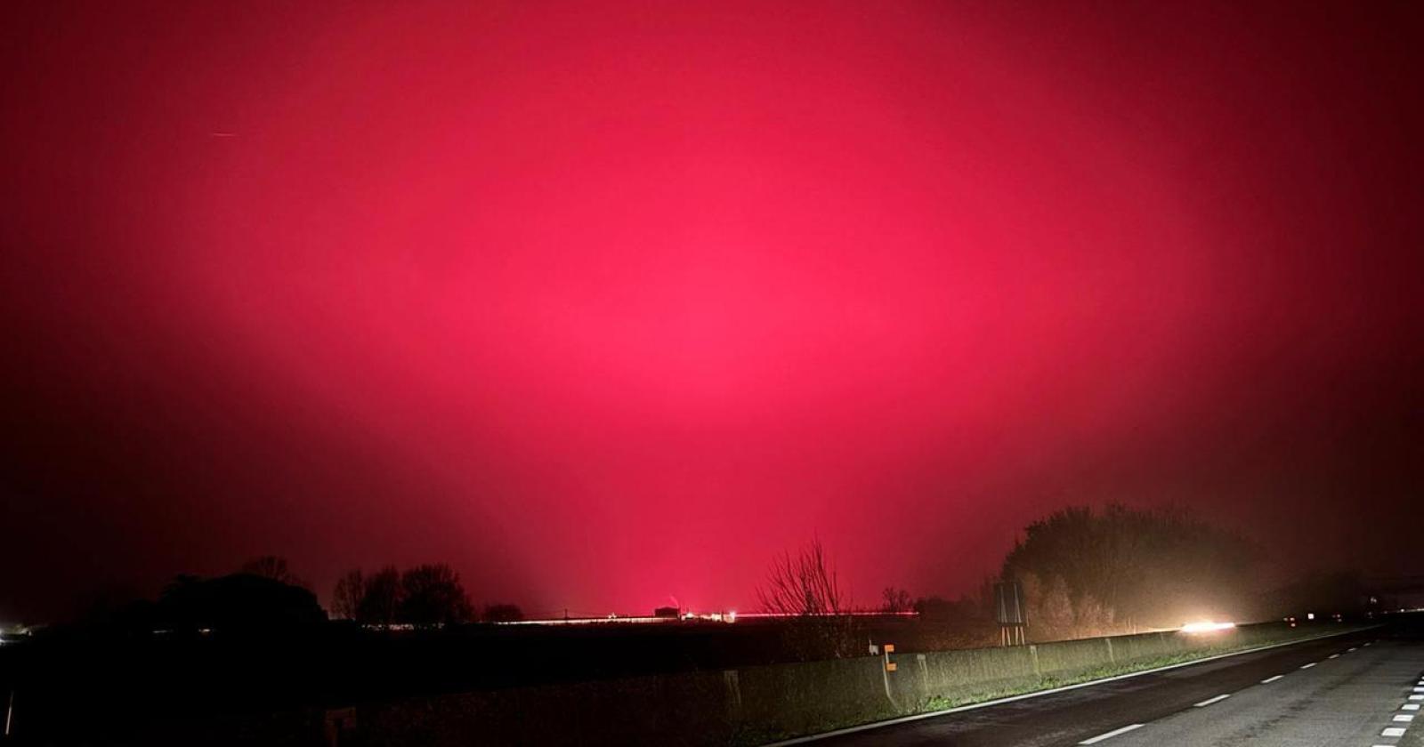 Cielo rosa fucsia nel Ferrarese