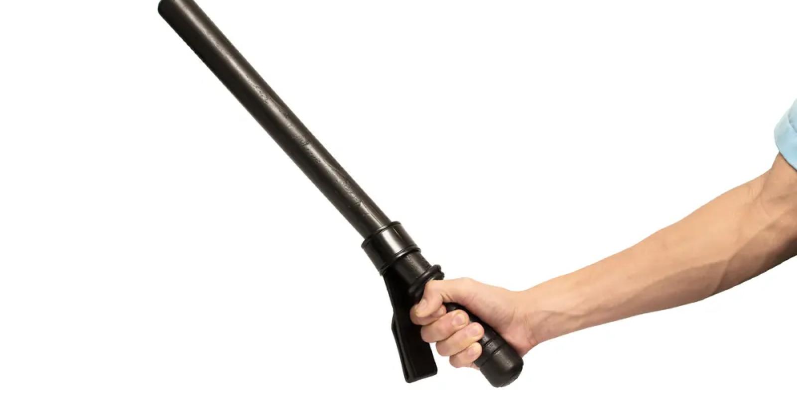 Prende il manganello e mette in fuga i ladri