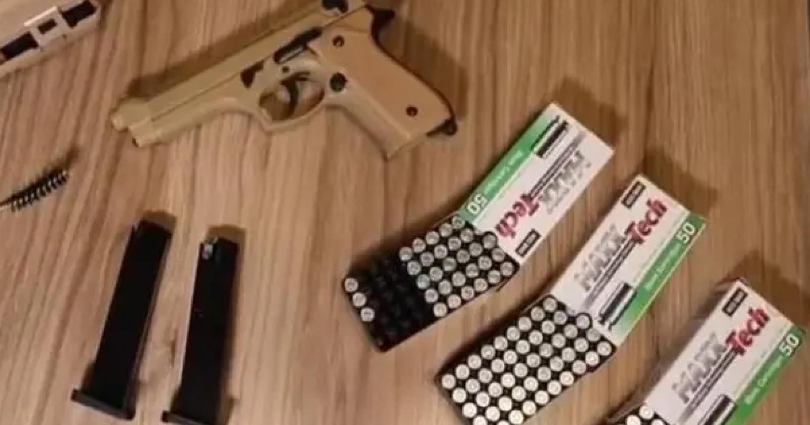 Odia i ciclisti e apre il fuoco contro il gruppo