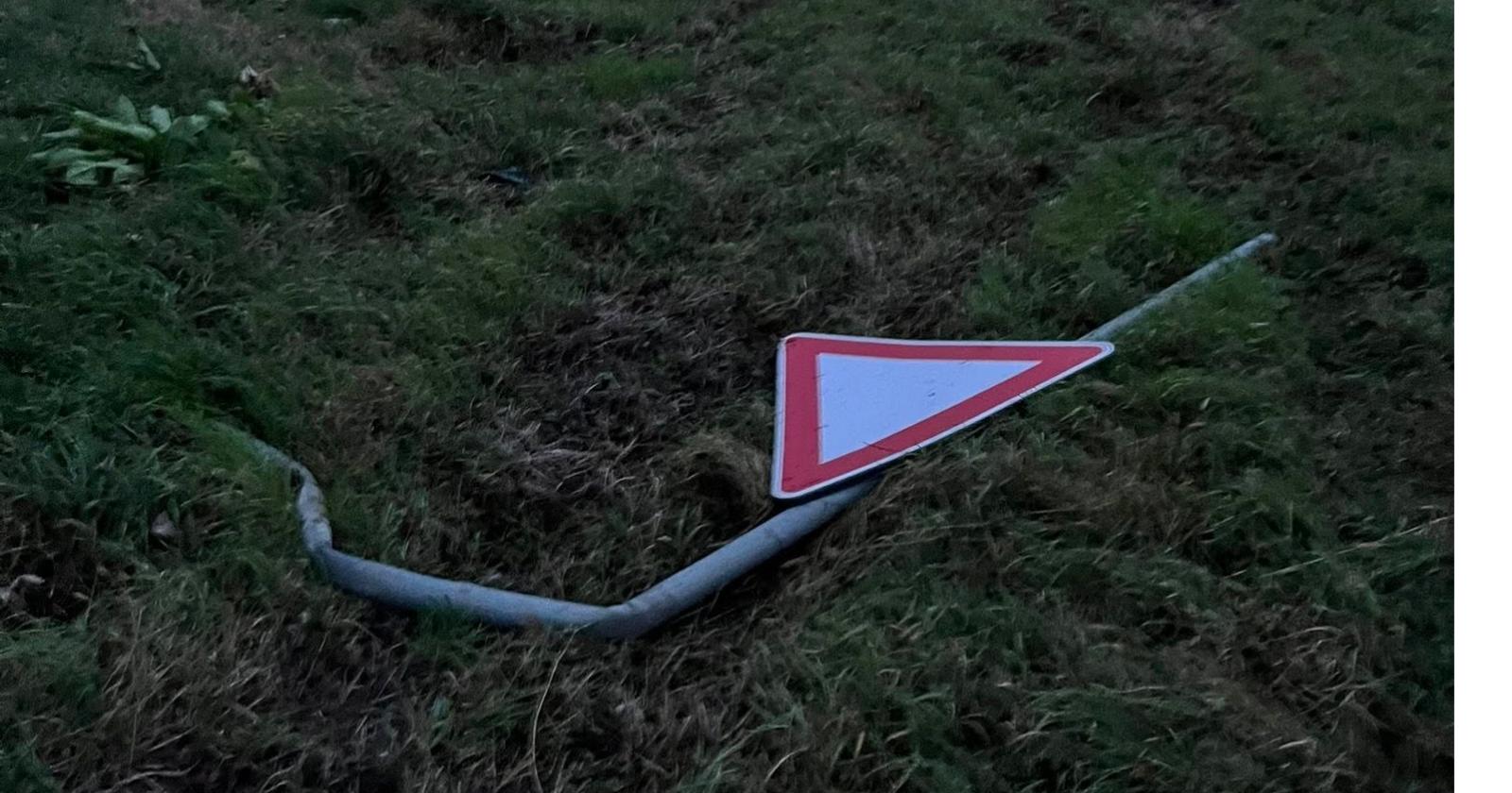 Corrono in curva, due auto fuoristrada